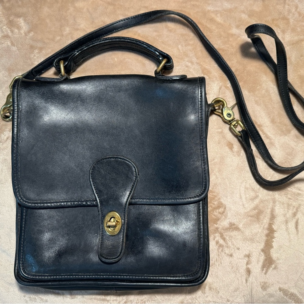 Medium sized Vintage Coach bag in black